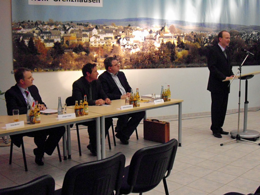 von links: JÃ¼rgen Vater, Achim Schwickert, Dr. Andreas Nick, am Mikrofon Thilo Becker