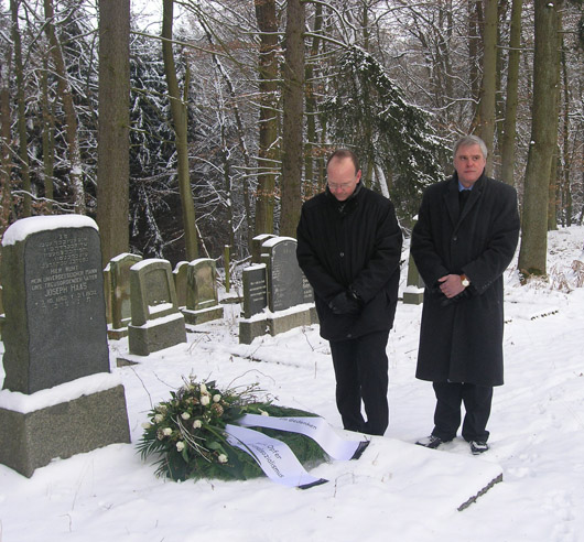 Holocaust2010_1 Gemeinsame Kranzniederlegung am Judenfriedhof mit Michael Thiesen